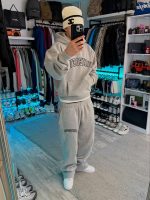 NOFS Grey Stitch Jogger mit noneofus Varsity Print