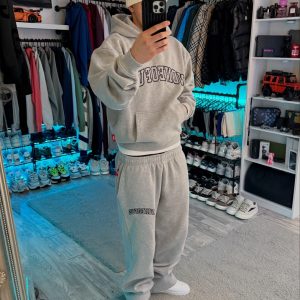 NOFS Grey Stitch Jogger mit noneofus Varsity Print