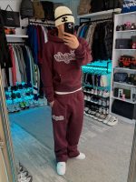 NOFS Purple Studs Jogger mit Script Logo und Wide Leg Cut