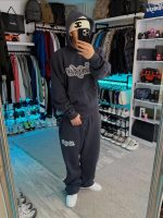 NOFS Navy Studs Jogger mit Script Logo und Wide Leg Cut