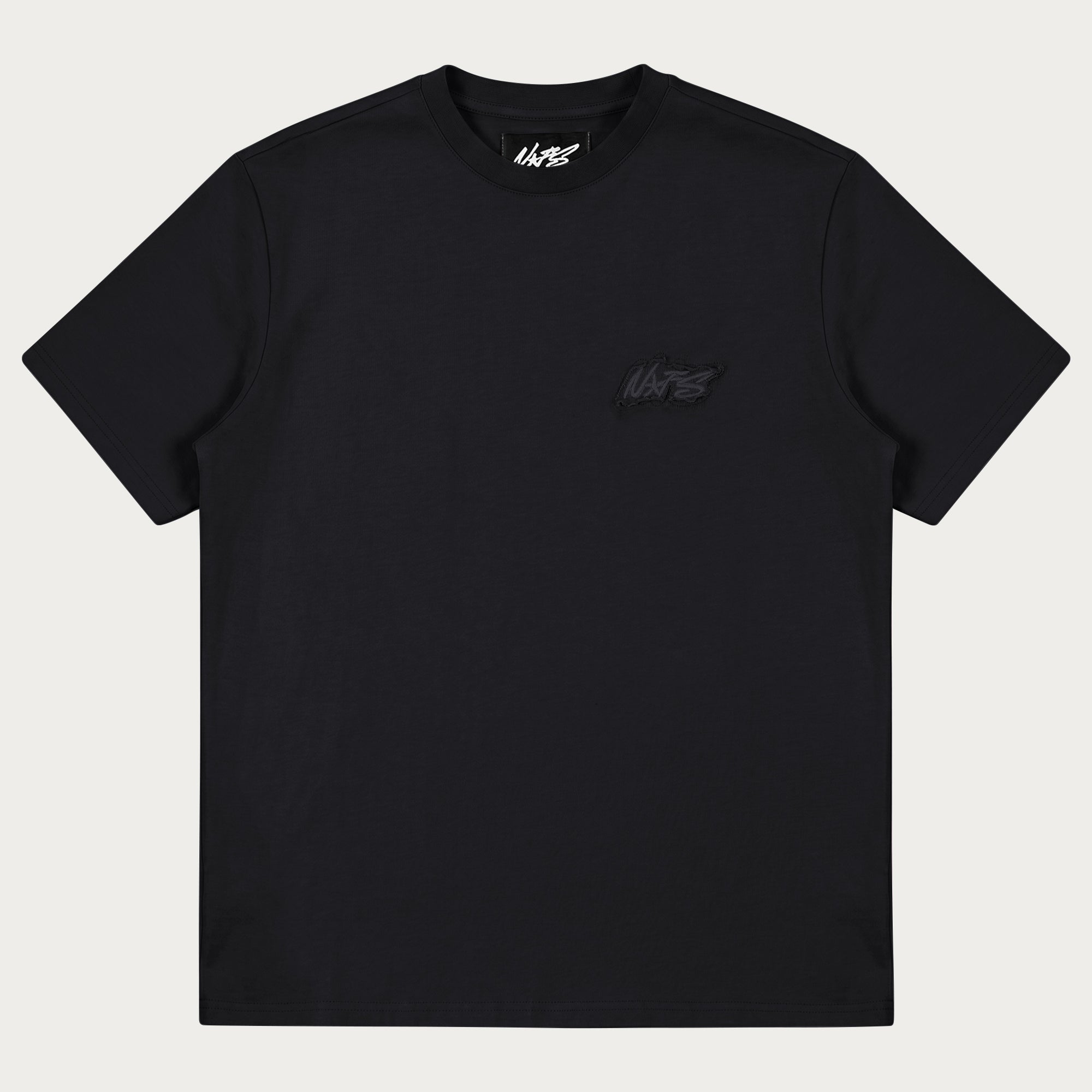 NOFS Black Basic Tee mit schwarzem Tonal-Stick auf der Brust NOFS Black Basic Tee mit schwarzem Tonal-Stick auf der Brust