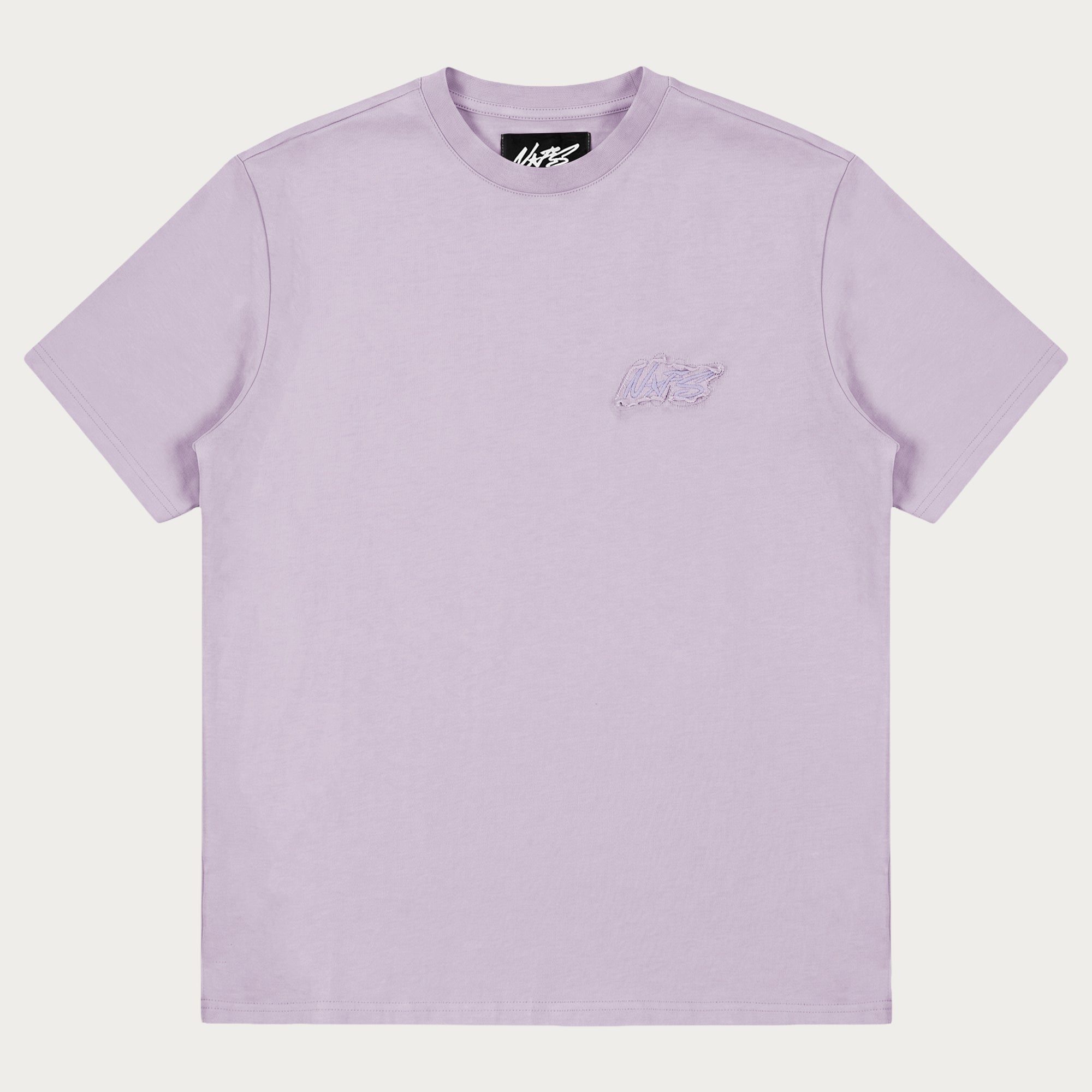 NOFS Lilac Basic Tee mit lila Tonal-Stick auf der Brust NOFS Lilac Basic Tee mit lila Tonal-Stick auf der Brust
