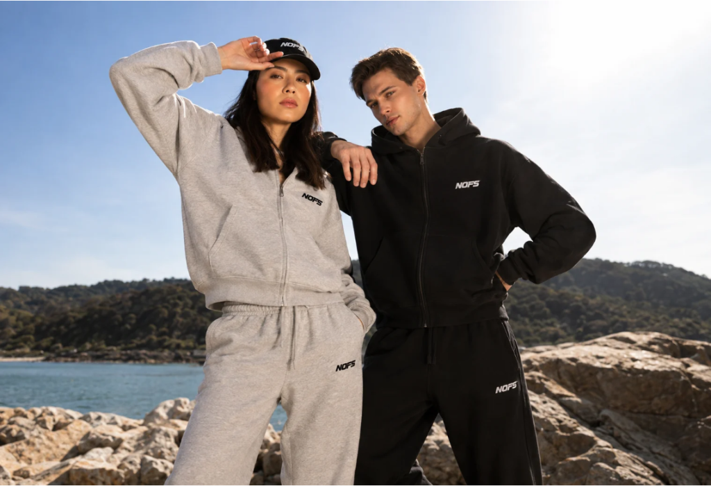 NOFS Black Tracksuit Dark Edition als komplettes Hoodie und Jogger Matching-Set von None of Us Streetwear