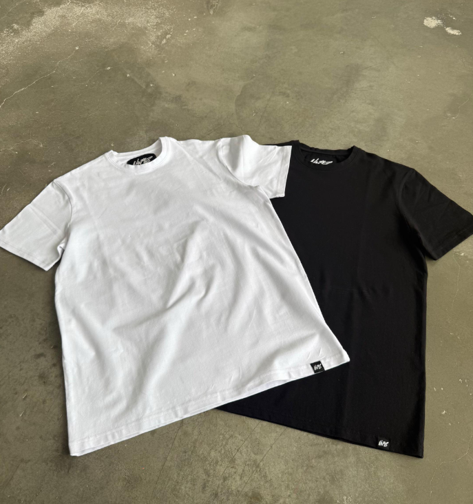 NOFS Black White T-Shirt Set mit Logo Tag am Saum NOFS Black White T-Shirt Set mit Logo Tag am Saum